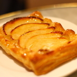 2912090167_http-upload-wikimedia-org-wikipedia-commons-6-6f-tarta_de_manzana_en_barcelona-jpg%7d