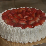 4836292749_http-upload-wikimedia-org-wikipedia-commons-9-9f-tarta_de_fresas_-_riofrio-jpg%7d