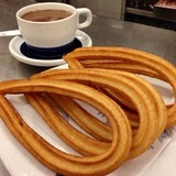 3302700936_http-upload-wikimedia-org-wikipedia-commons-4-47-chocolate_con_churros_de_lazo-jpg%7d