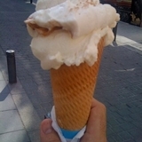 1164580077_http-upload-wikimedia-org-wikipedia-commons-e-e1-helado_de_leche_merengada-jpg%7d