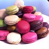 1625857108_http-upload-wikimedia-org-wikipedia-commons-c-cd-macarons-_french_made_mini_cakes-jpg%7d