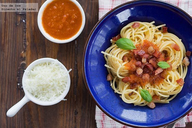 Espaguetis con panceta y salsa de tomate casera di Angel Romero - Recipefy