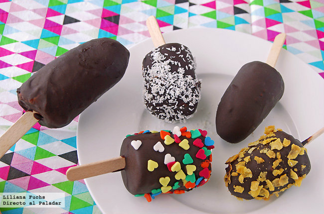 Polos sencillos de platano helado con chocolate di Angel Romero - Recipefy