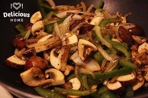 CHAMPIÑONES CON RAJAS DE PIMIENTO Y CEBOLLA de casama - Recipefy