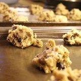 Http-upload-wikimedia-org-wikipedia-commons-f-f9-raw_chocolate_chip_cookie_dough_on_baking_sheets-jpg
