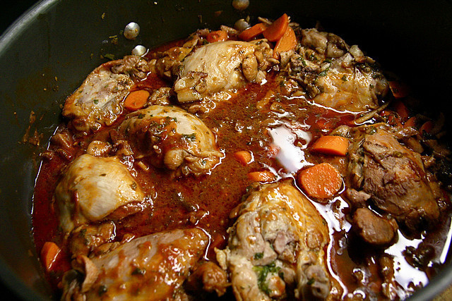 Pollo con Vino (Coq Au Vin) of Mónica Sánchez - Recipefy