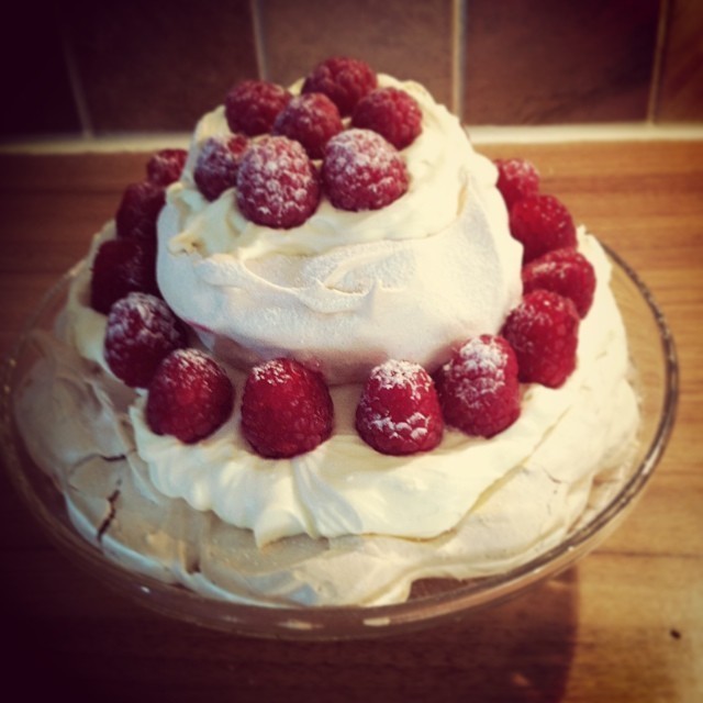 Lemon and Raspberry Pavlova de Sarah Holmes - Recipefy