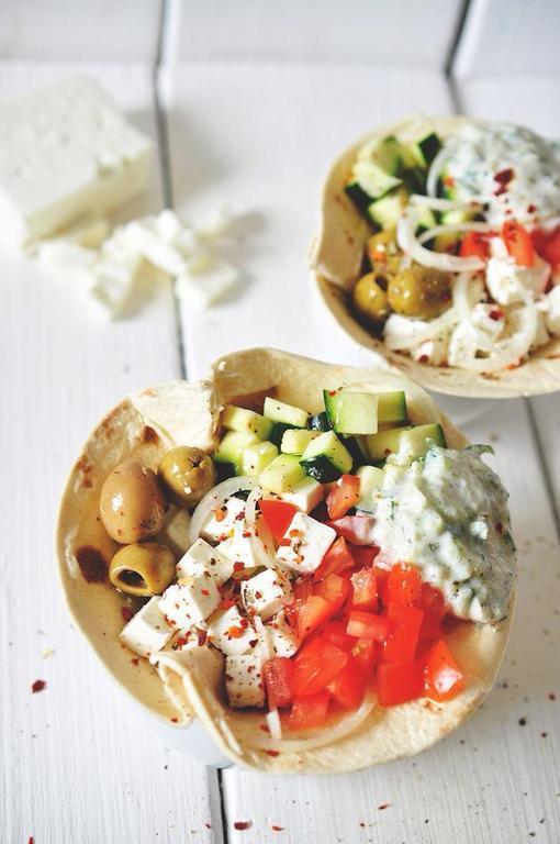 Greek salad wraps with tzatziki di Magdalena Dillon - Recipefy