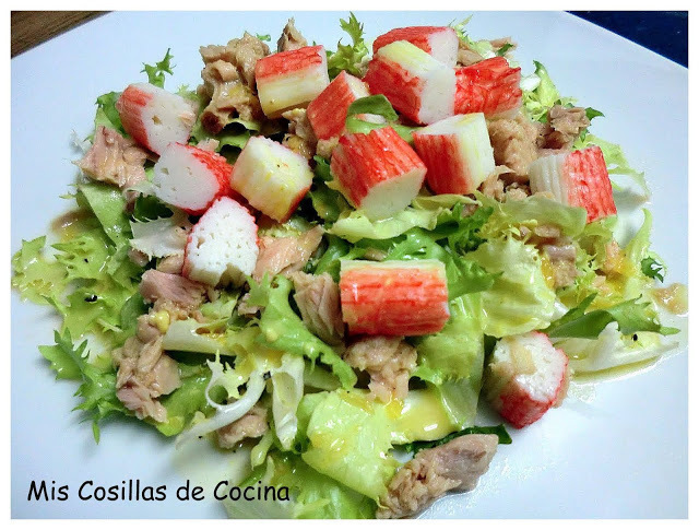 Ensalada de atún y palitos de cangrejo con vinagreta de naranja de Brenda Paola - Recipefy