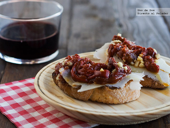 Tostas de ensalada de pimientos con queso of Angel Romero - Recipefy