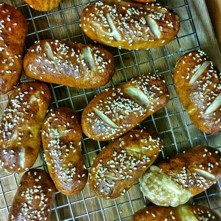 Mini Cheesy Pretzel Dogs di urshy - Recipefy