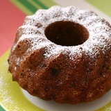 2467142661_http-upload-wikimedia-org-wikipedia-commons-8-88-small_bundt_cake_on_yellow_and_white_plate-jpg%7d
