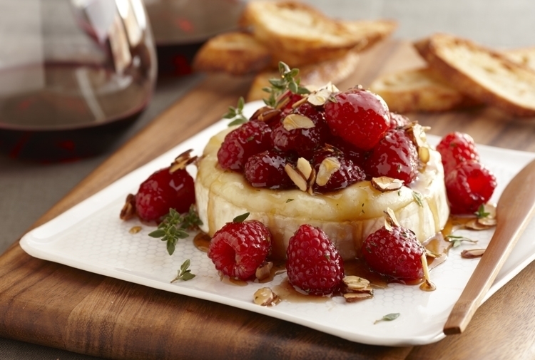 Warm Brie with Honeyed Raspberries and Almonds di Schalene Dagutis - Recipefy