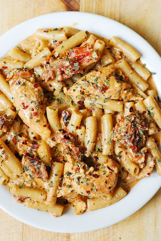 Chicken Mozzarella Pasta with Sun-Dried Tomatoes de Andrea Metzger Emling - Recipefy
