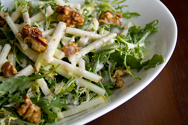 Honey Crisp Apple Salad with Candied Walnuts and Sweet Spiced Cider Vinaigrette di Andrea Metzger Emling - Recipefy