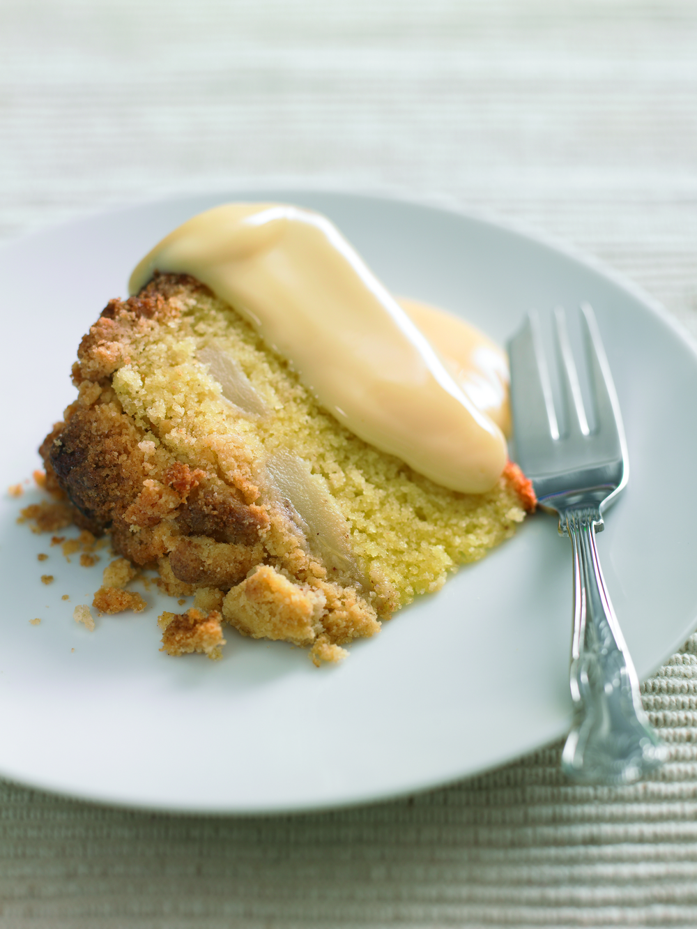 Canned Food UK's Cinnamon, Apple and Pear Crumble Cake with Custard de Emma Hall - Recipefy