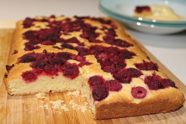 Almond and Raspberry Slice de Sweeter Life Club - Recipefy