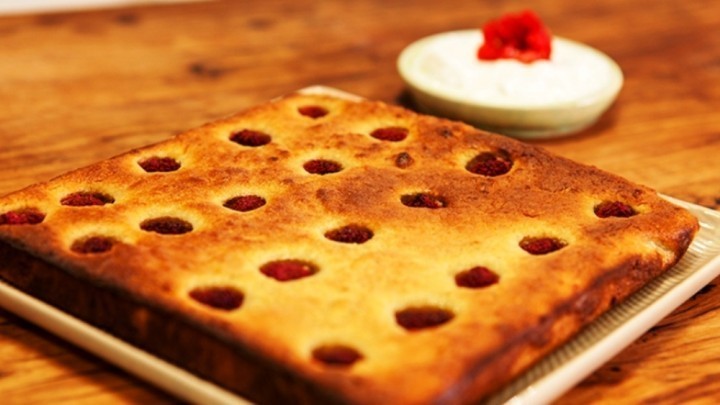 Apple and Raspberry Clafoutis de Sweeter Life Club - Recipefy