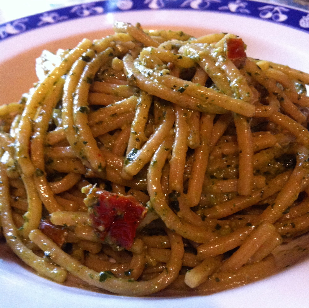 Spaghetti integrali alla chitarra con pesto e pomodori secchi of Valentina - Recipefy