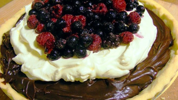 Choc Ganache with Cream and Fruit Tart de Sweeter Life Club - Recipefy