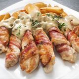 Bastoncillos-de-pollo-con-bacon-y-salsa-gorgonzola