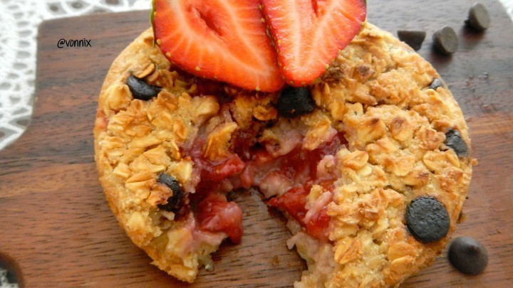 Chocolate Chip Baked Oatmeal Stuffed with Strawberries of Sweeter Life Club - Recipefy