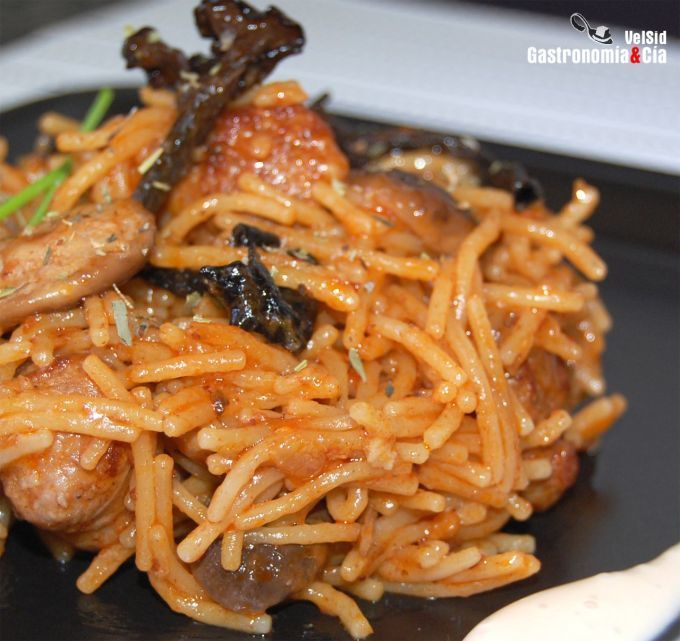 Fideos picantes con verduras de la huerta y butifarra di Miguel Pérez - Recipefy
