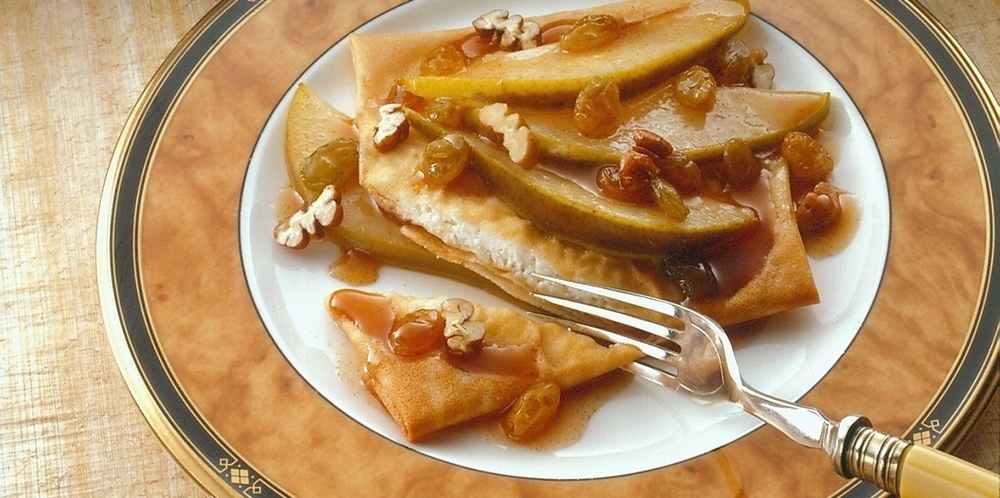 Pear-Raisin-Pecan Blintzes de Sofia Hendeson - Recipefy