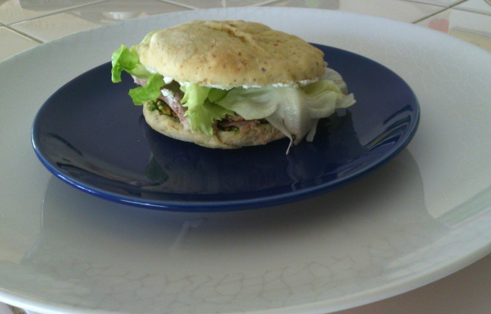 FOCACCINA AI PISTACCHI CON MORTADELLA, ROBIOLA E PESTO DI PISTACCHI de emanuela - Recipefy