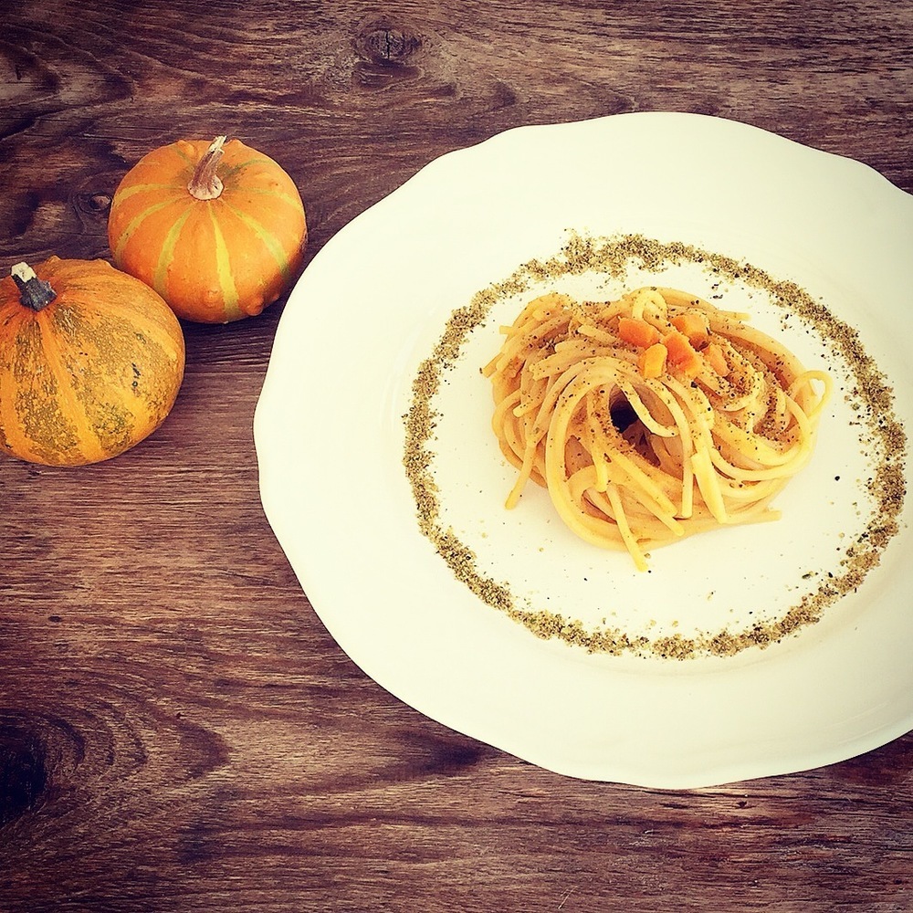 Spaghetti alla crema di zucca e pistacchi de Eleonora Michielan - Recipefy
