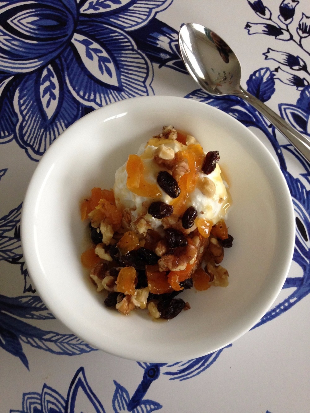 Honey fage with chopped dried fruit and nuts of Deepa - Recipefy