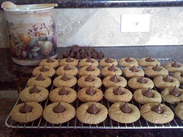 Peanut Butter Kiss Cookies of Karyn Johnson - Recipefy