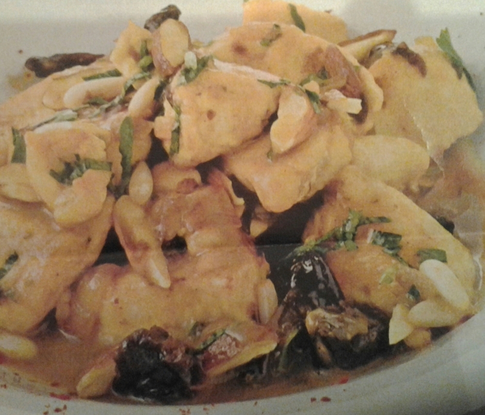 SPEZZATINO DI POLLO ALLO ZENZERO CON PRUGNE MANDORLE E PINOLI of Marina Marini - Recipefy