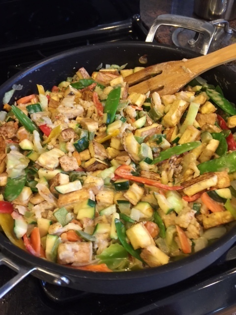 Veggies and tofu in light peanut sauce (Vegan) di Kat Liendgens - Recipefy