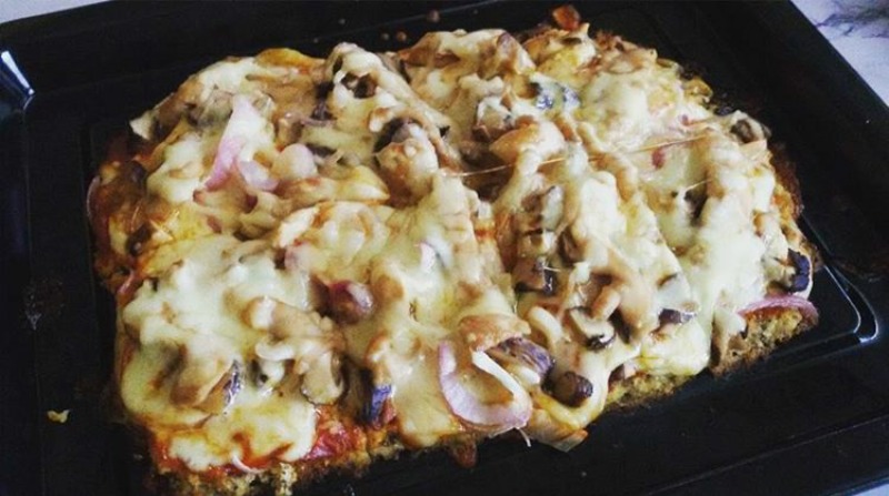 Cauliflower crust pizza  de Food Obsessionsss - Recipefy