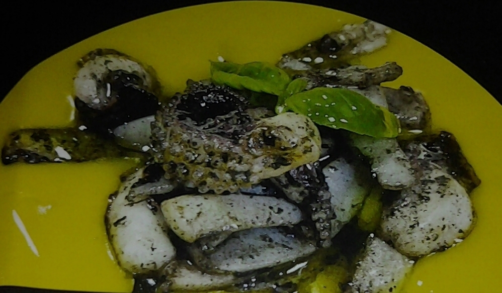 CREMA DI PATATE ALLO ZAFFERANO CON SEPPIE IN UMIDO AL NERO DI SEPPIA di Marina Marini - Recipefy
