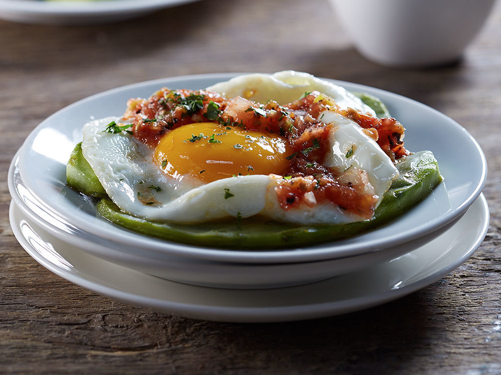 Huevos estrellados sobre nopal y salsa roja of Clau Díaz - Recipefy