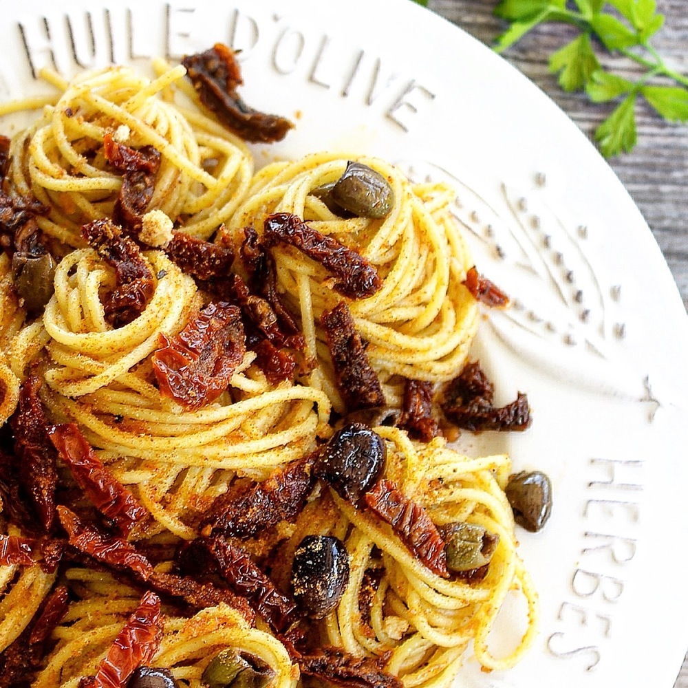 Spaghetti con briciole di pane, pomodori secchi e olive taggiasche de Eleonora Michielan - Recipefy