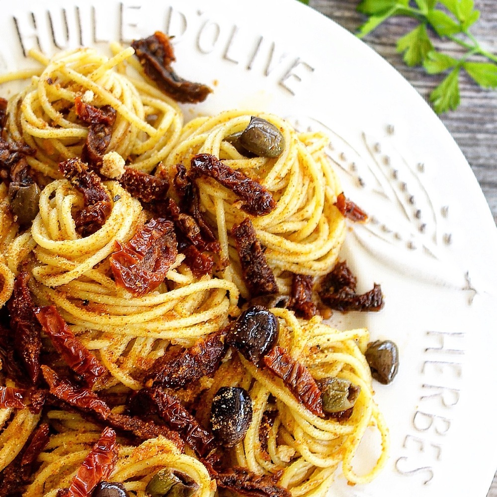 Spaghetti con briciole di pane, pomodori secchi e olive taggiasche of Eleonora  Michielan - Recipefy