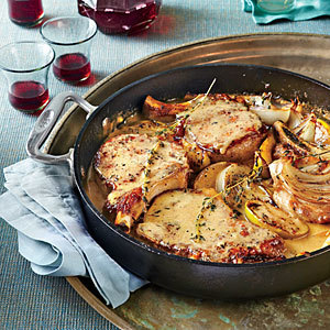 Skillet Pork Chops with Apples and Onions of Schalene Dagutis - Recipefy