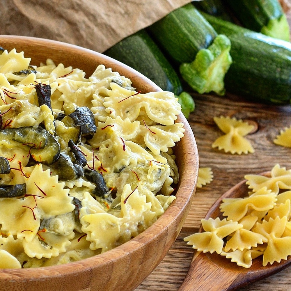 Farfalle cremose con zucchine, Philadelphia e zafferano of Eleonora Michielan - Recipefy