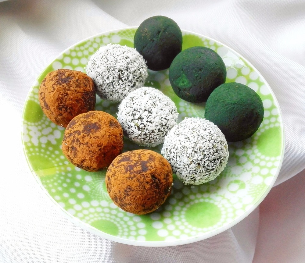 Spirulina And Coconut Chocolate Truffles di MyHealthyDessert - Recipefy