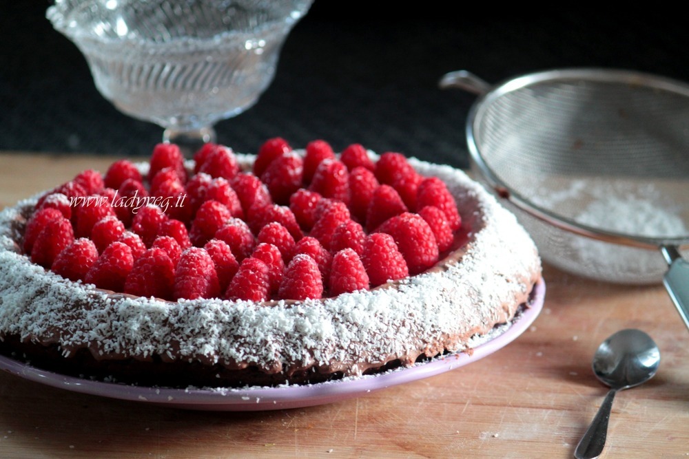 TORTA AL CACAO VEGAN CON CREMA CHANTILLY AL CIOCCOLATO E LAMPONI FRESCHI of Valentina - Recipefy