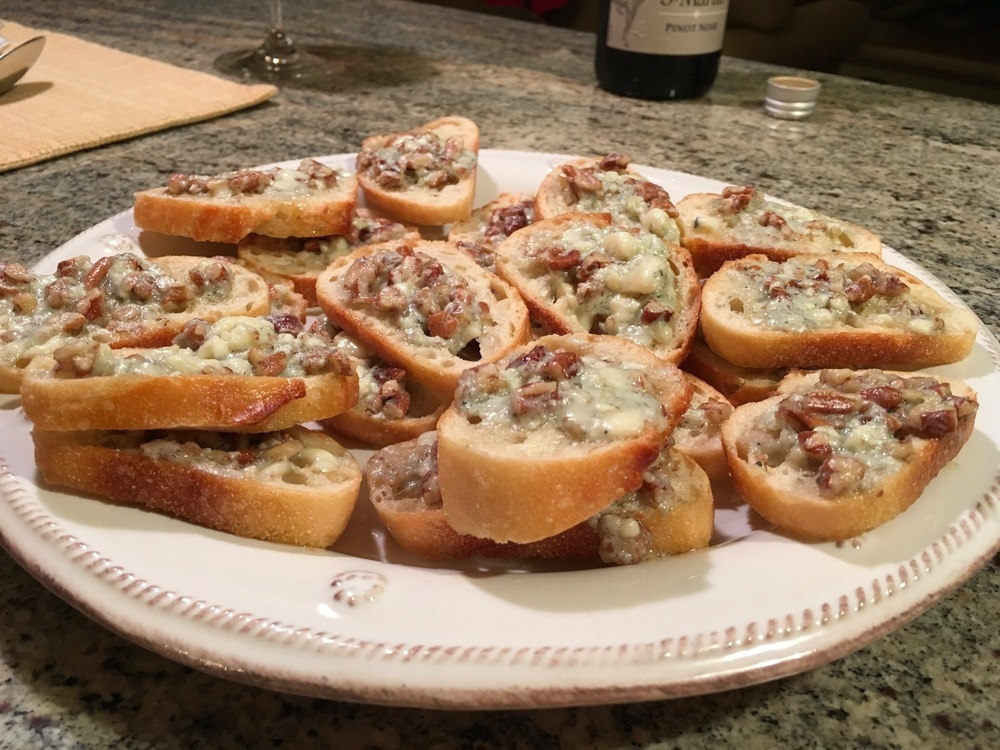 Bleu Cheese Crisps de Schalene Dagutis - Recipefy