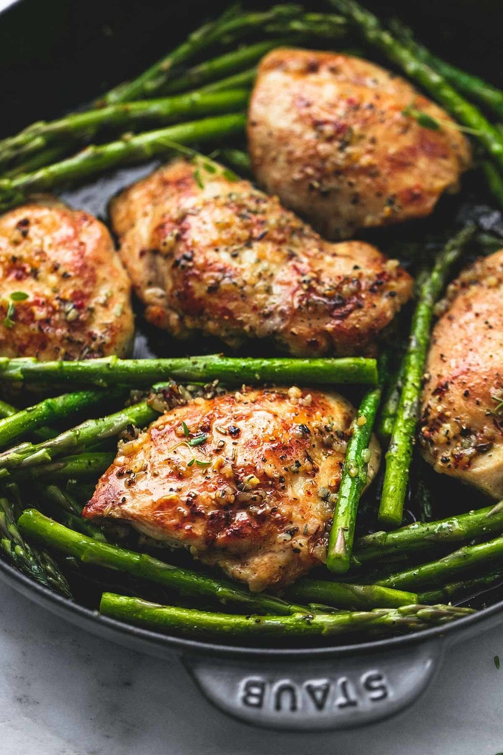 One-pan garlic herb chicken and asparagus of Schalene Dagutis - Recipefy