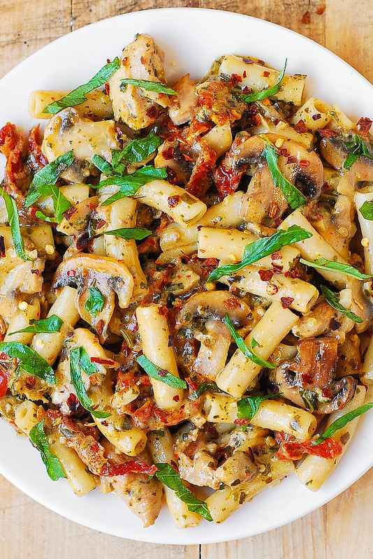 Pesto chicken pasta with mushrooms of Schalene Dagutis - Recipefy