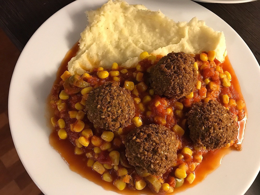 Vegan "Meatballs" in Marinara sauce with Garlic Mashed potatoes de DC5veganlifestyle - Recipefy