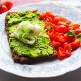 Poached-egg-avocado-breakfast-768x512