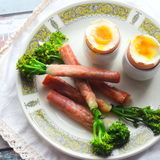 Boiled-eggs-broccoli-soldiers-768x512