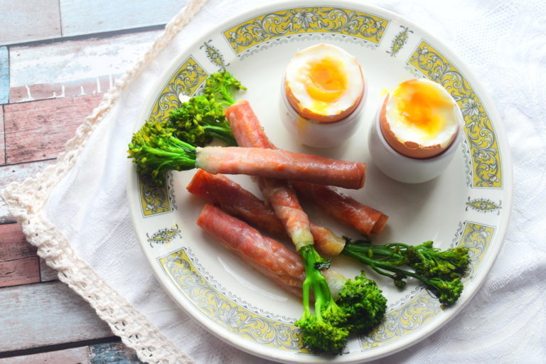 Boiled Eggs with Broccoli Soldiers di MyNutriCounter - Recipefy